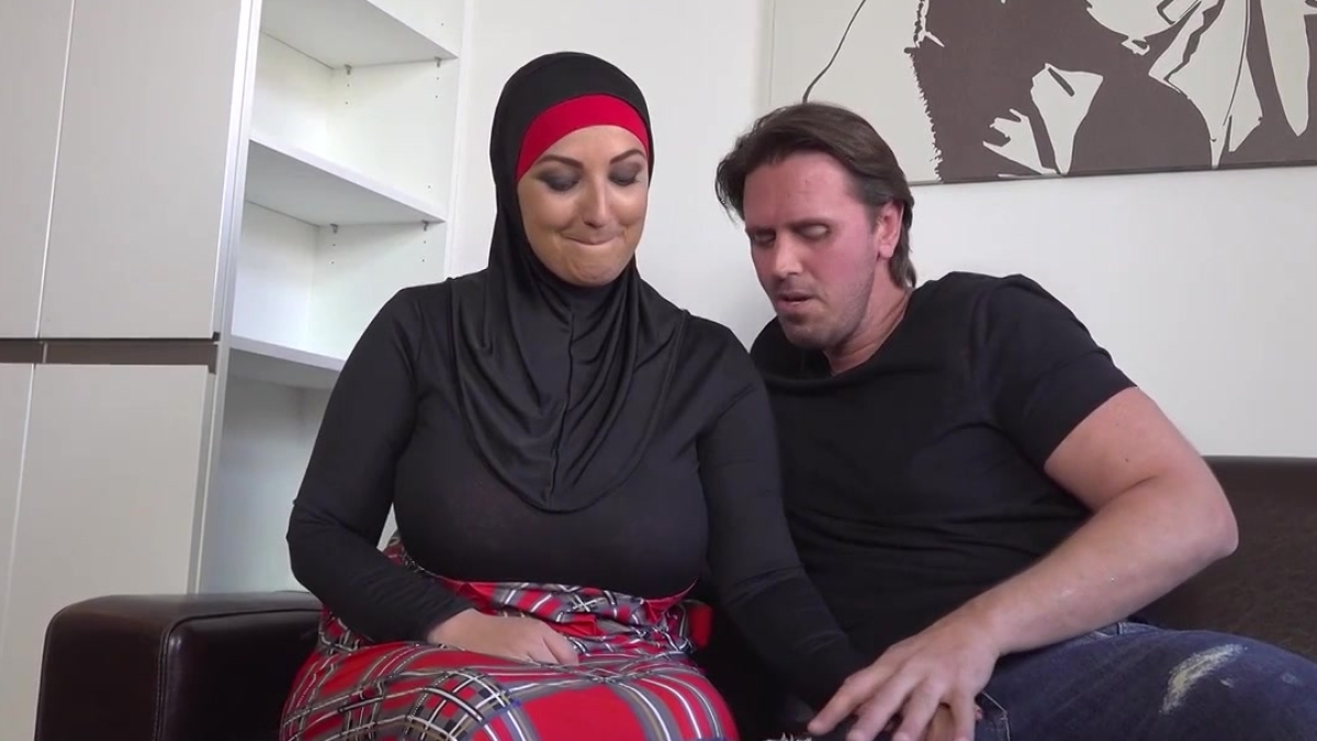 رجل يضاجع عاملة تنظيف عربية ناضجة حتى تصرخ